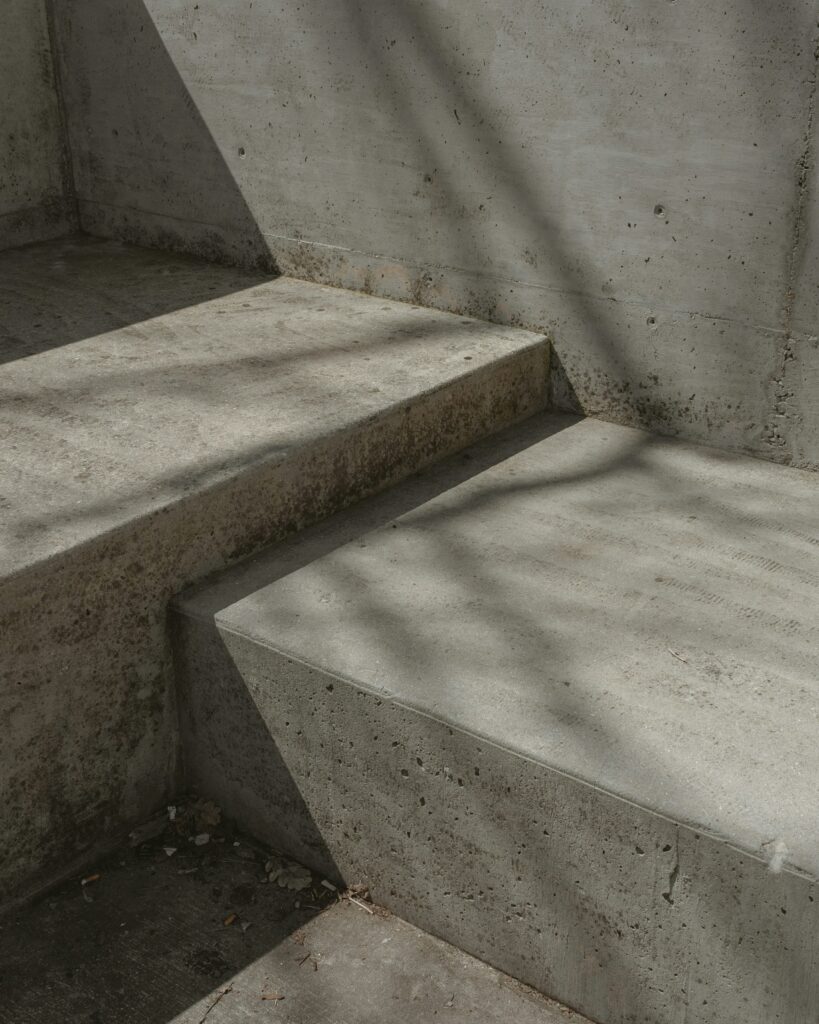 concreto reciclado em forma de bancos e cinza