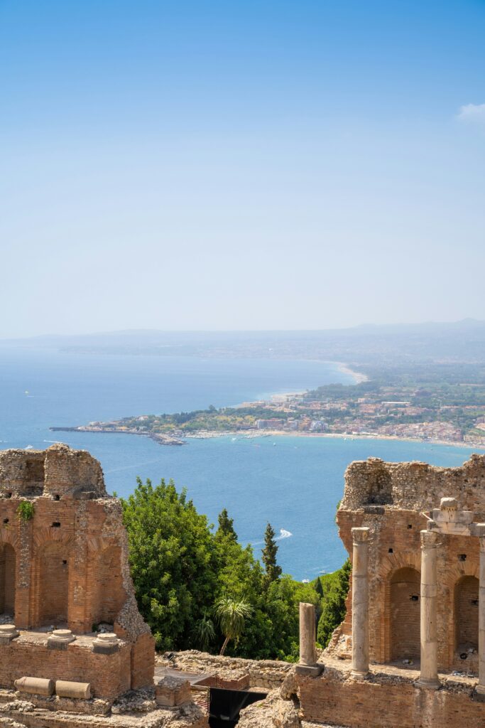 Taormina: A Joia da Sicília – O Destino de Luxo que Encanta Milionários e Esconde Tesouros Milenares 💎✨